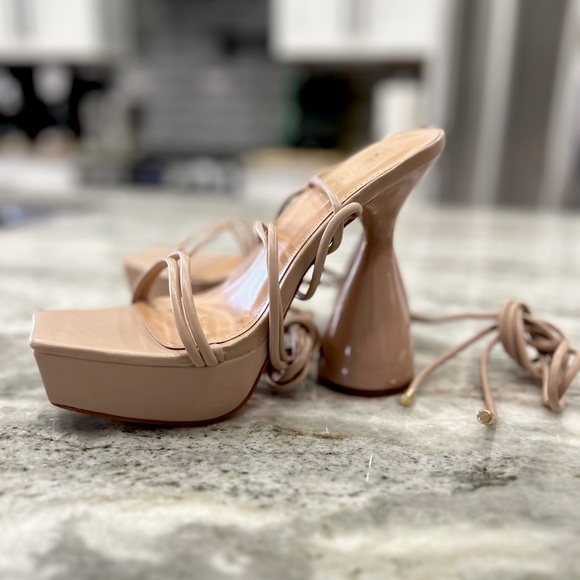 NWT Bella Marie Platforms With Sculpted Shiny Heel And Tie Up Straps - Picture 5 of 8